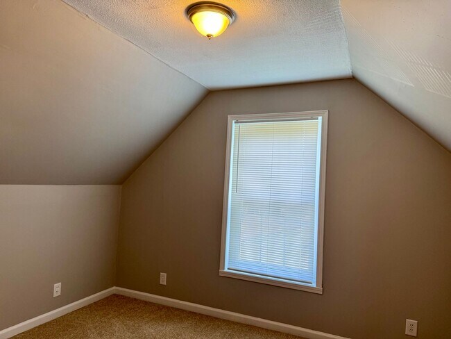 Building Photo - Convenient location! Cute 4 Bed 2 Bath hom...