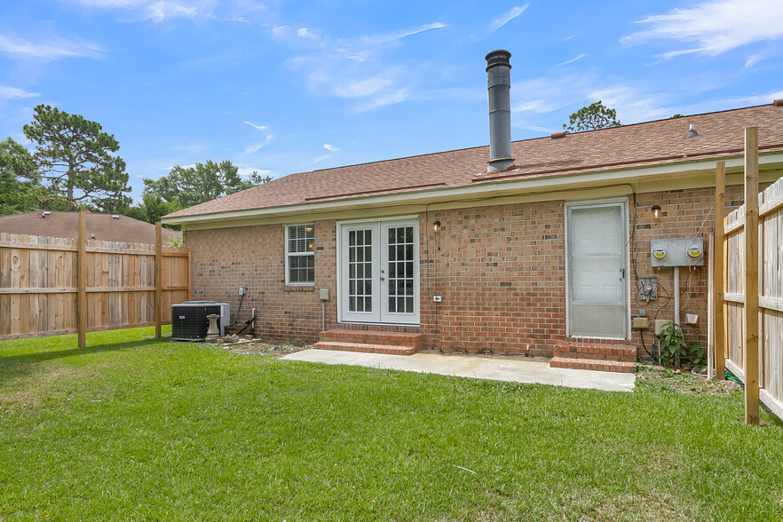 Private patio area - 113 Ashwood Ct