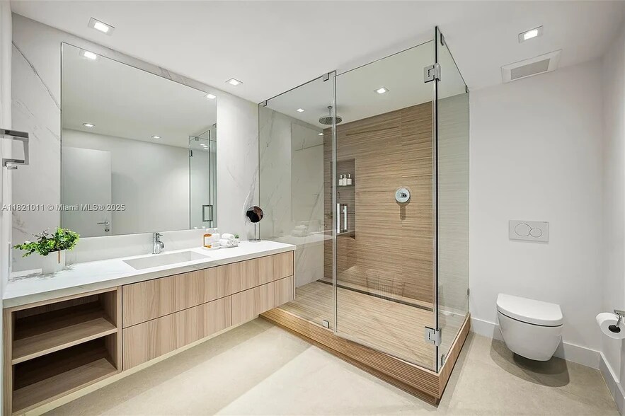 Building Photo - 2301 Collins Ave