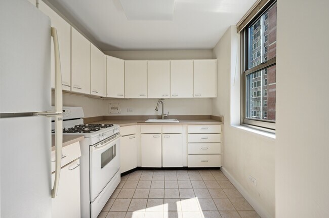Building Photo - 253 E Delaware Pl