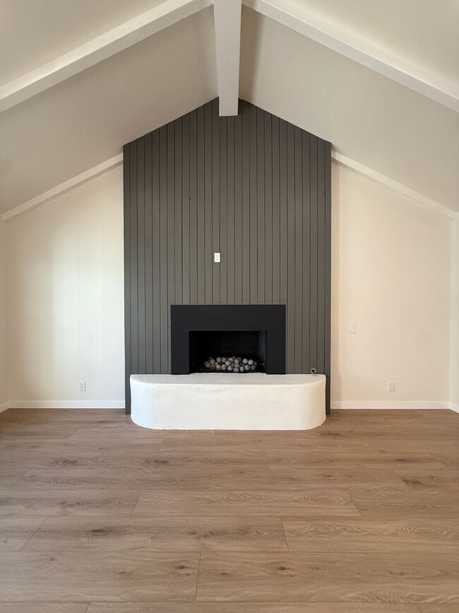 Building Photo - Beautifully Updated Single Story Custom Ho...