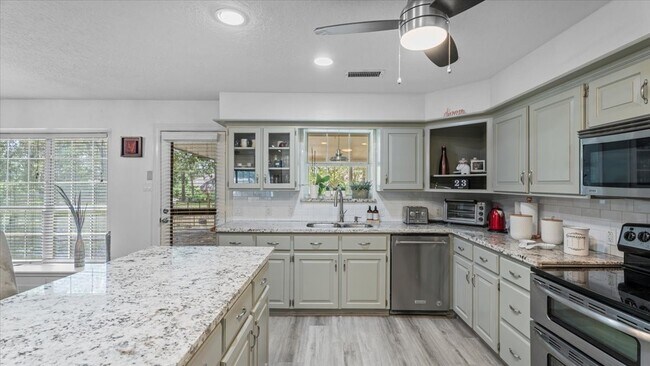 Building Photo - 9502 Rolling Oaks
