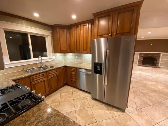 Building Photo - Charming 3-Bedroom Home in a Family Friend...