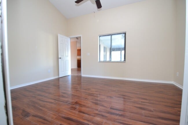 Building Photo - Gorgeous fully upgraded pool home in Ovied...