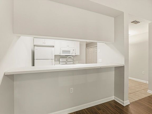 Building Photo - 3-bedroom 3-bathroom condo off Tharpe, washer/dryer, Dishwasher, Pool!