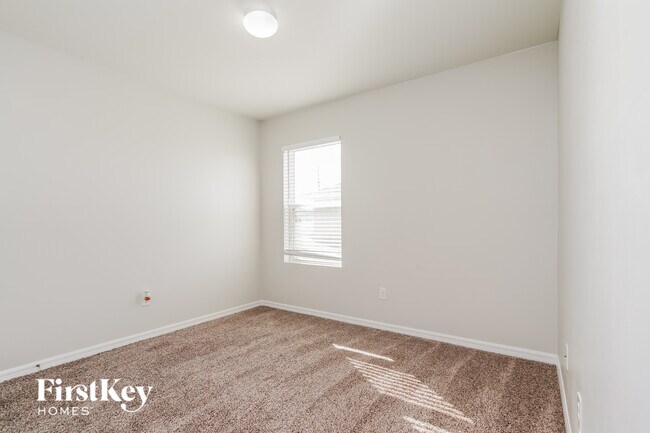 Building Photo - 2711 SW 9th Ave