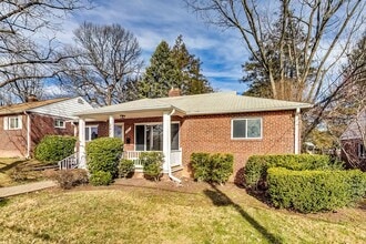 Building Photo - Spacious 3BR/2BA Rambler with Heated Sun-room and Slate Patio!