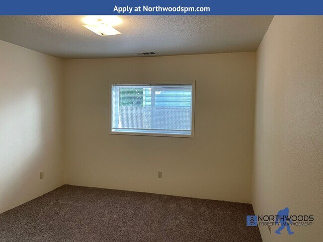 Building Photo - Very Nice 2 Bedroom 1 Bath Condo-Located i...