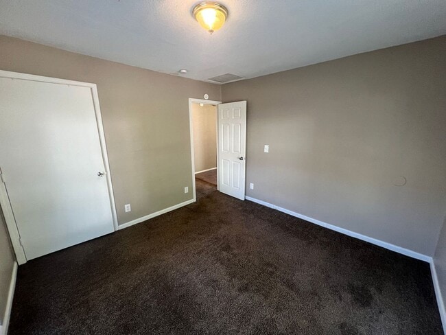 Building Photo - Cozy 2 Bedroom Home with Large Backyard