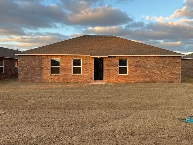 Building Photo - NEWER Three Bedroom | Two Bath Home in Rob...