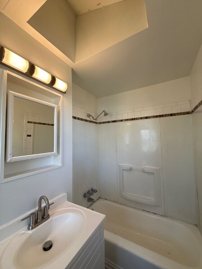 Building Photo - Hidden gem in Ridgecrest! Studio apartment! Move-in special!