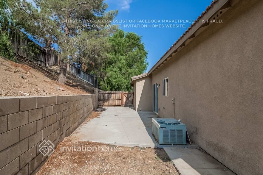 Building Photo - 973 Halfmoon Ct N