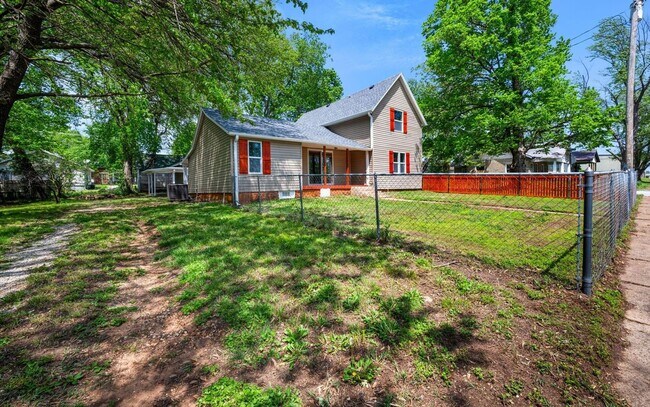 Building Photo - Beautiful remodeled home in Bolivar with fenced in yard -3 bedrooms, 2.5 baths and a detached 1 c...
