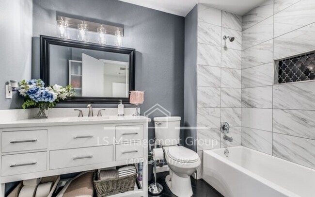 Building Photo - 7618 Van Ness Dr