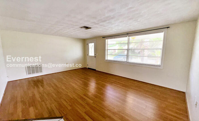 Building Photo - 5912 Della Dr