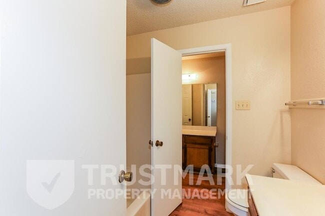 Building Photo - 2701 Bermuda Dr