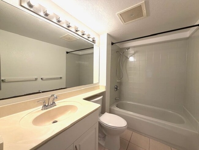 Building Photo - 2 Bedroom, 2 Bathroom, 2 Parking, Salt Lake (Country Club Village)