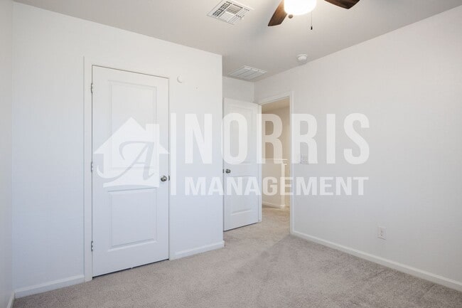 Building Photo - Beautiful Large Home Very Close to Freeway