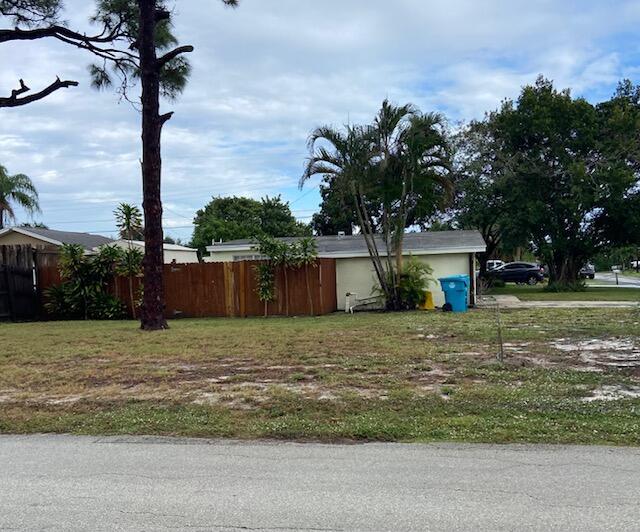 Building Photo - 702 NW 8th Ct