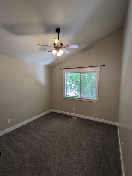 Building Photo - 231 150