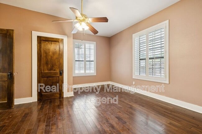 Building Photo - 715 S Barnett Ave