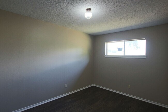 Building Photo - 201 Barbara St