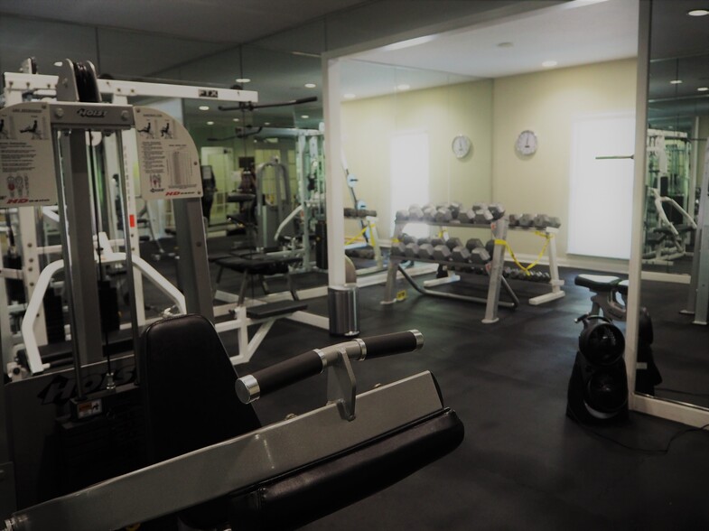 gym - 4217 Pine Heights Dr NE