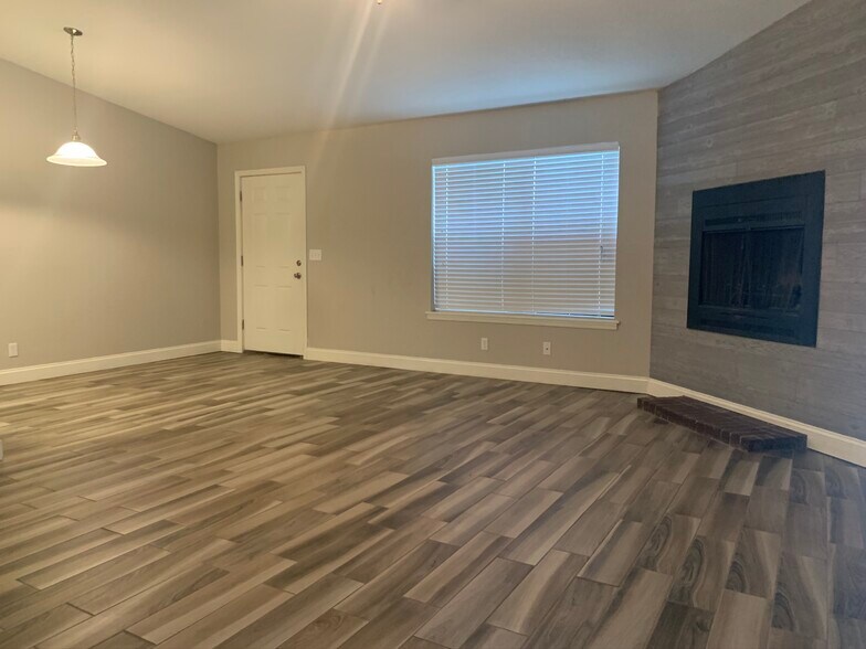 Building Photo - 820 Hardy Springs Cir