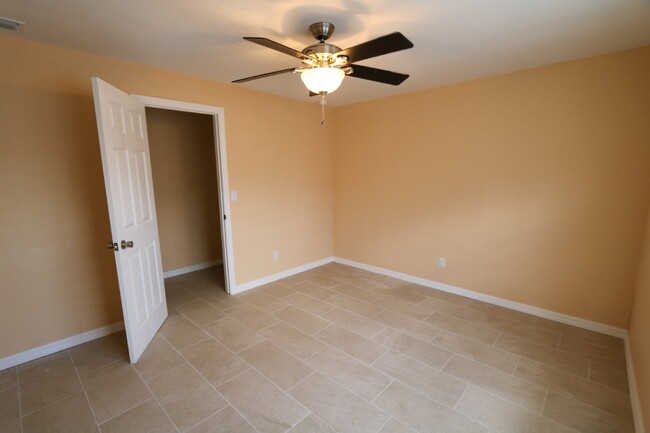 Building Photo - Like new 3bed/2bath home Tampa