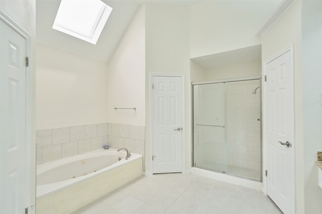 Building Photo - 15854 Knolls Lodge Dr