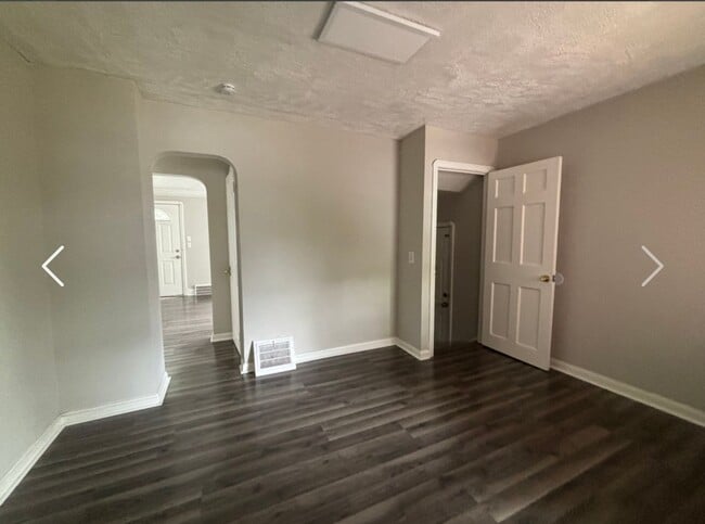 Building Photo - Spacious Single Family Home