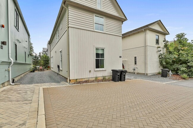 Building Photo - 131 Ravenhurst Ln
