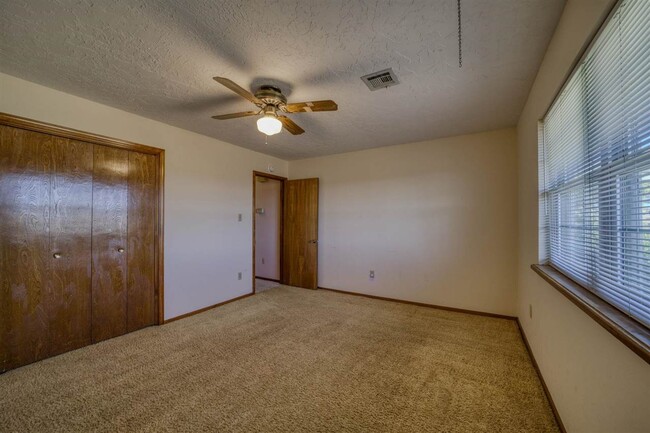 Building Photo - 308 SE Camelot Dr