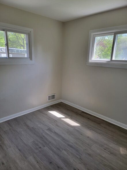 Building Photo - 5070 N 60th St