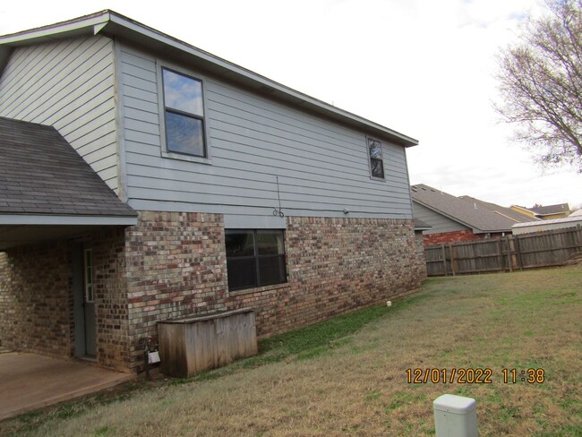 Building Photo - Crown Pointe Area!! PETS ARE NEGOTIABLE WI...