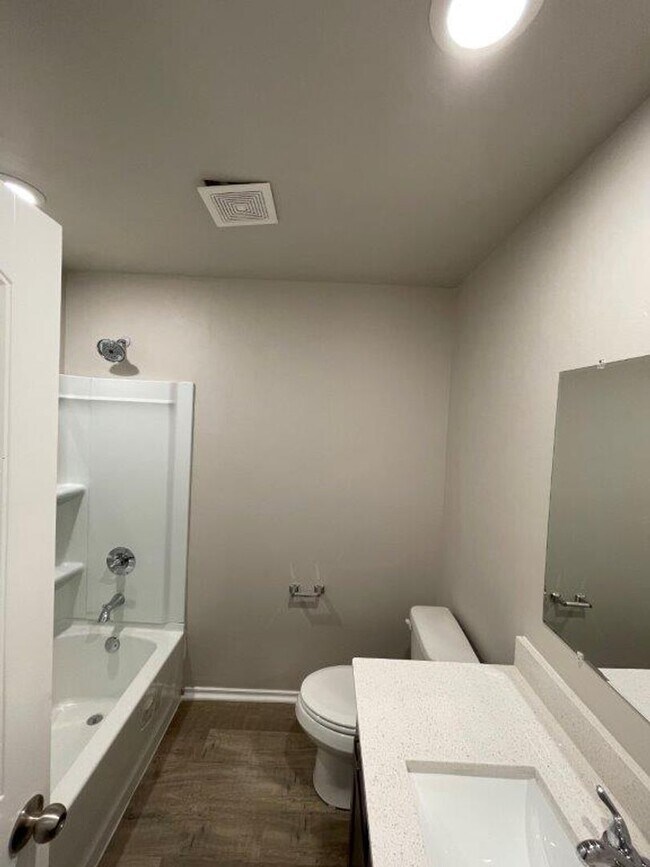 Building Photo - 3 bed 2 bath town home in Putnam City Scho...