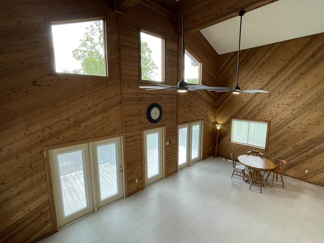 Building Photo - 405 W Lakeshore Dr