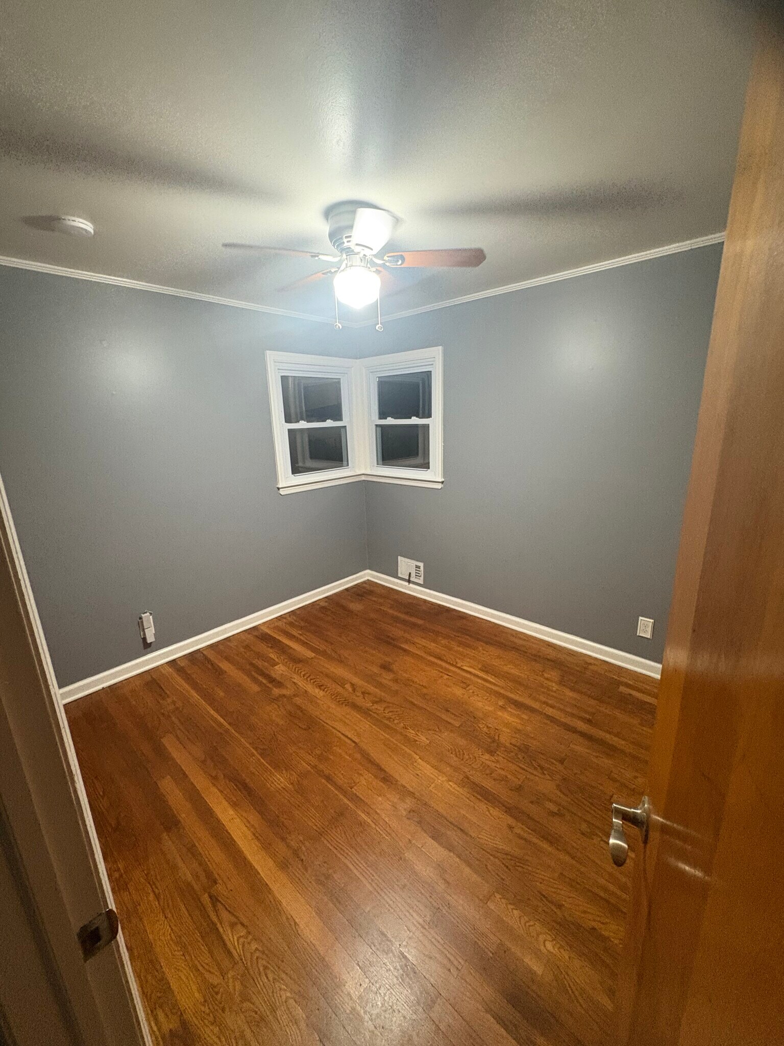 Building Photo - 648 E 6th St