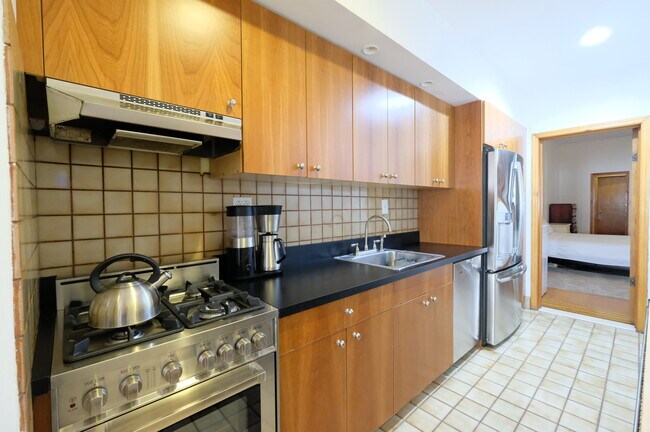 Building Photo - 217 W 70th St
