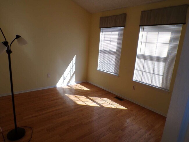 Building Photo - Great Littleton Location! 2 bedroom, 1 bat...