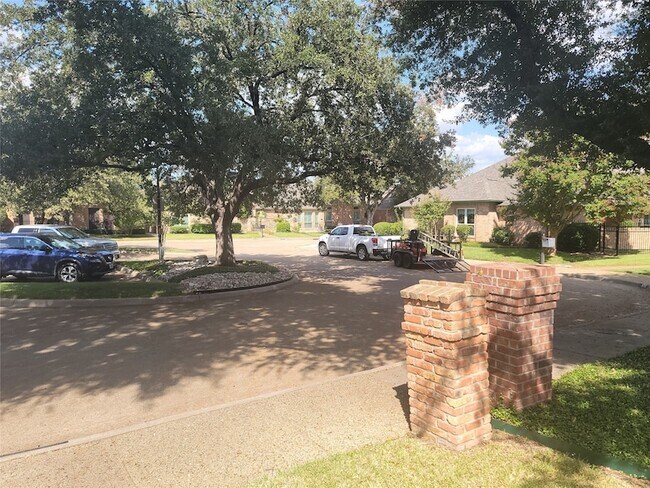 Building Photo - 5719 Encore Dr