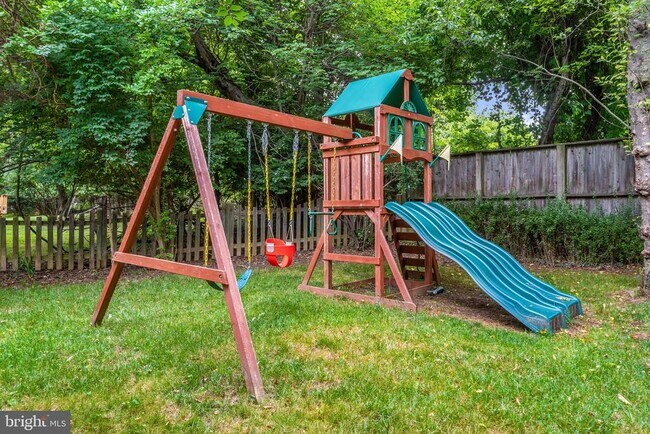 Building Photo - 8000 Sandburg Ct