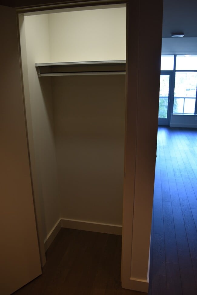 Building Photo - Spacious Luxury One Bedroom - Insignia