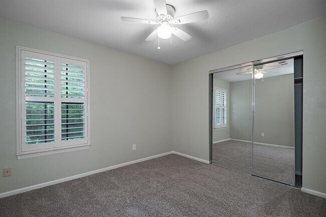 Building Photo - 19 Village Knoll Pl