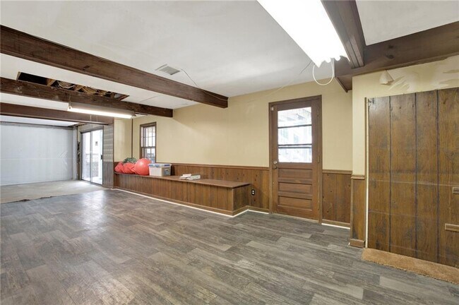 Building Photo - 3270 Brookview Dr