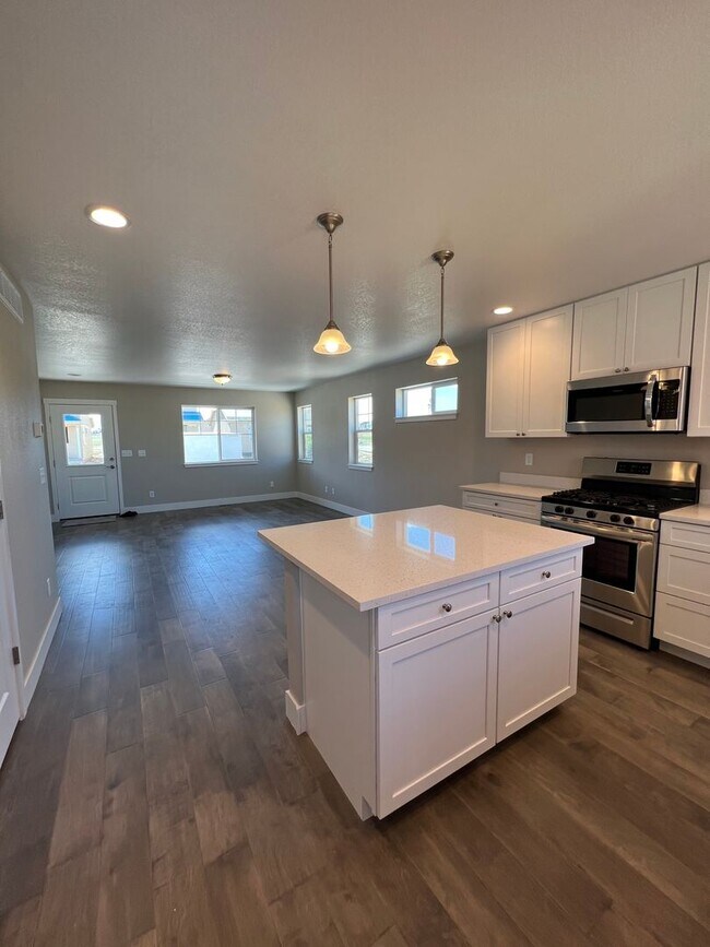 Building Photo - 2B/2B Berthoud Ranch Style Home Built with...