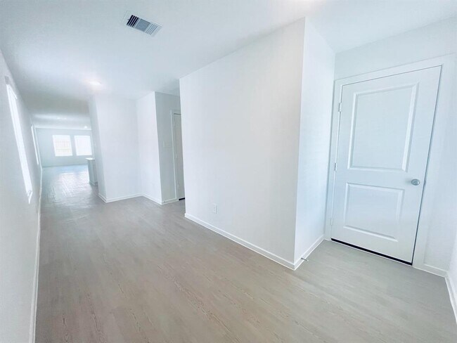 Building Photo - 3035 Mallorca Dr