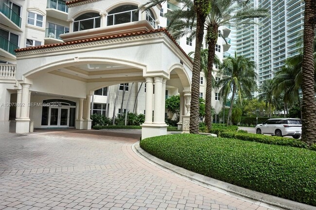 Building Photo - 20000 E Country Club Dr