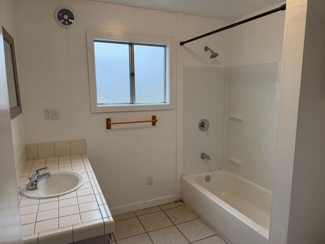 Building Photo - Updated 4 bedroom, 1 bath home in Eugene!