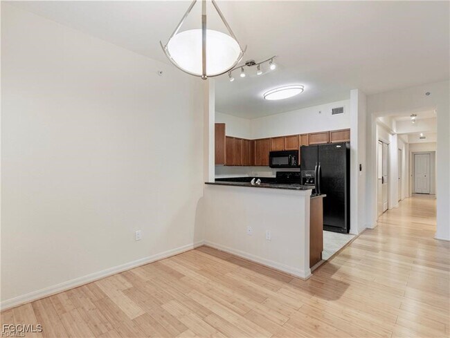 Building Photo - 10060 Lake Cove Dr